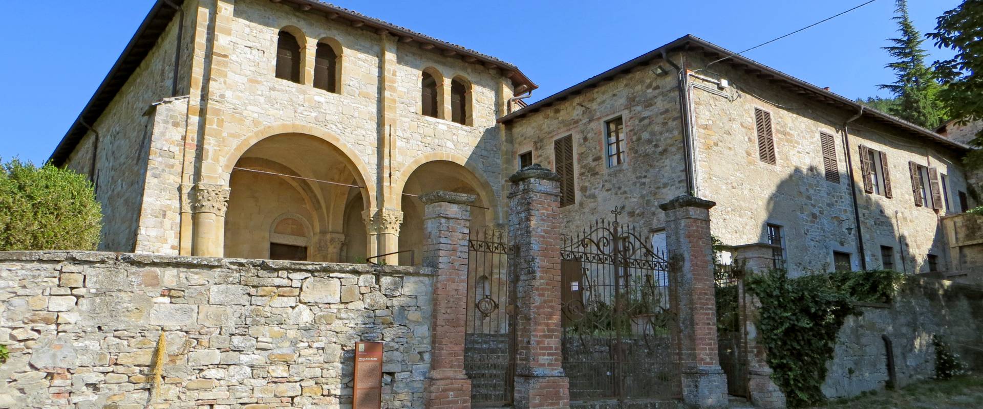 Abbazia di San Basilide (San Michele Cavana, Lesignano de' Bagni) - chiesa dei Santi Pietro e Paolo e canonica 2019-06-26 foto di Parma198